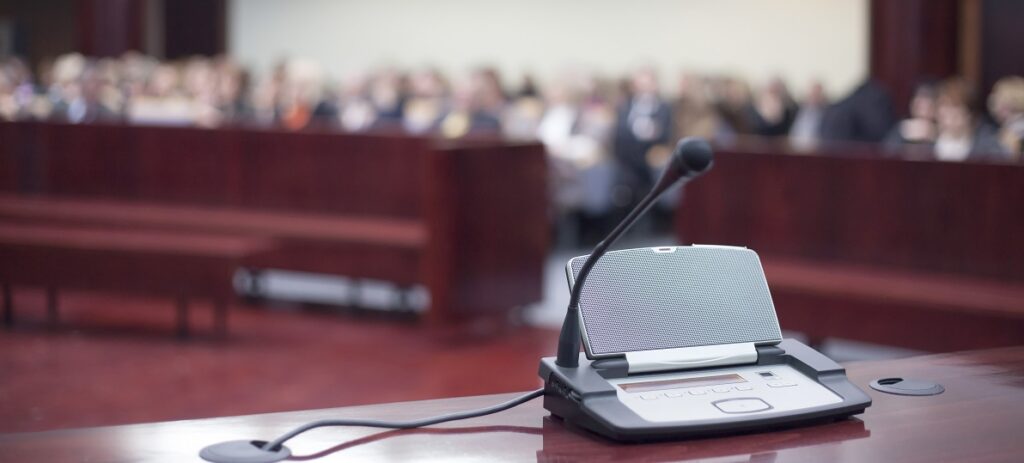 microphone in court room - google translate